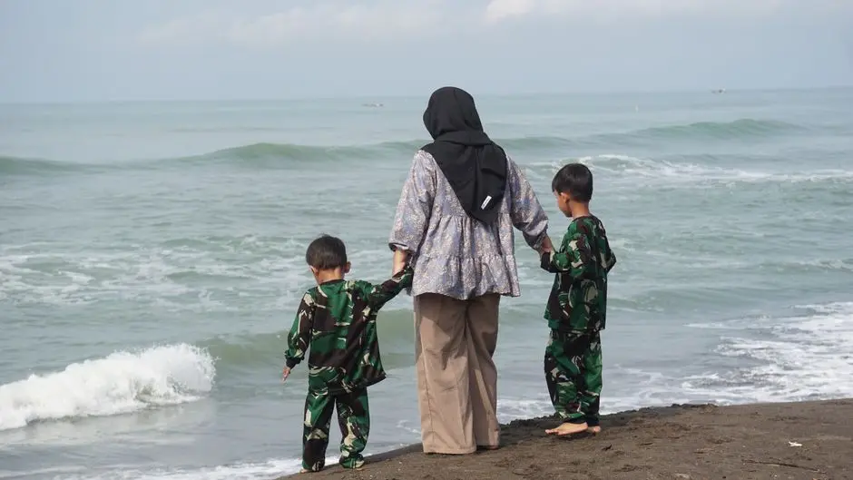 Ibu berjongkok menenangkan anak