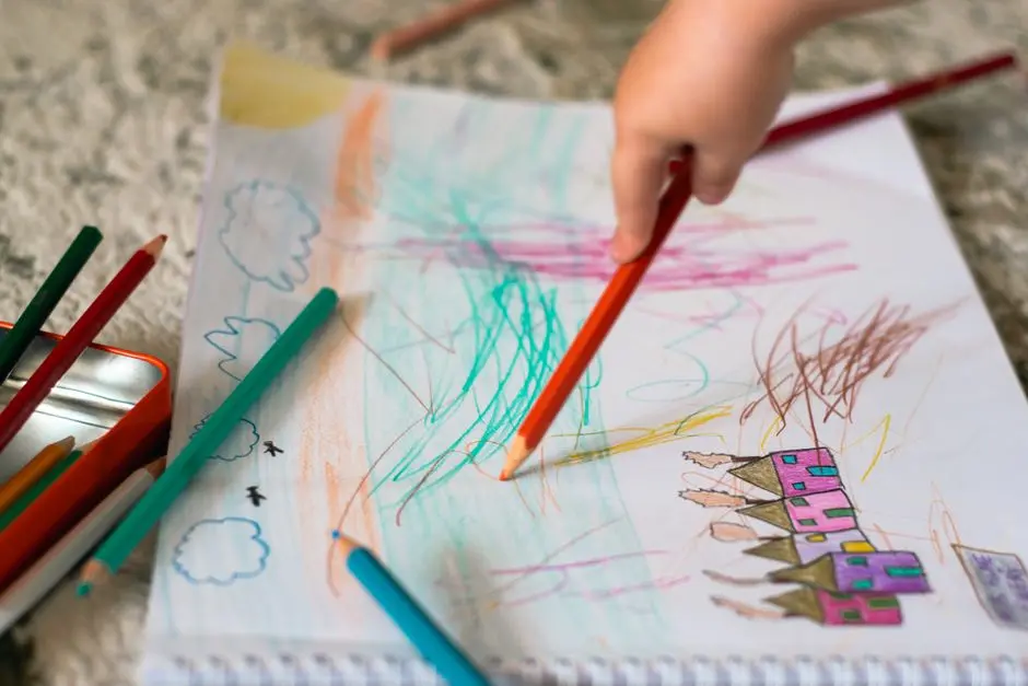 Anak memilih buku dan krayon untuk bermain di rumah