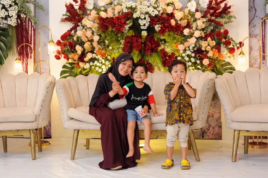 Ibu menenangkan anak yang tantrum